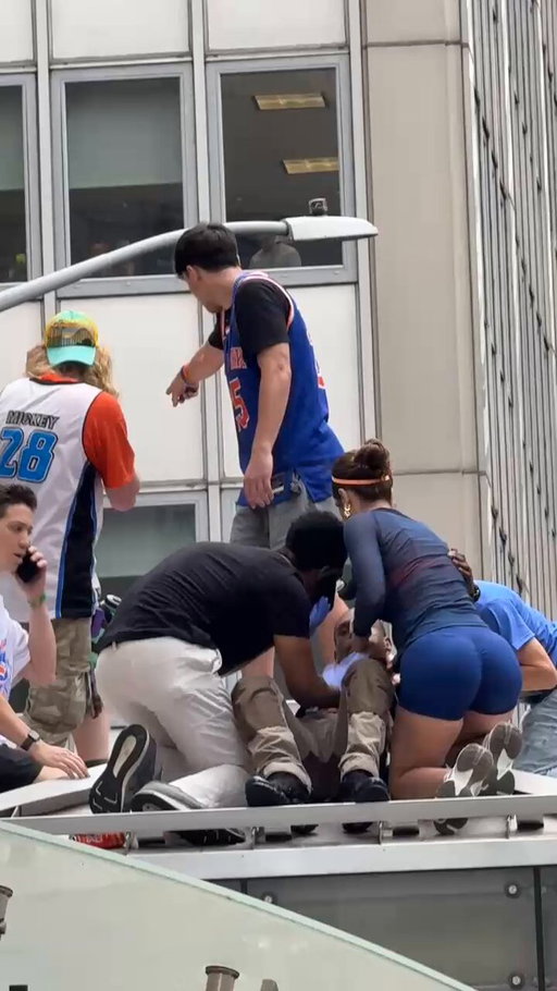 This Knicks fan got curved after trying to kiss the woman who saved him 😅

 