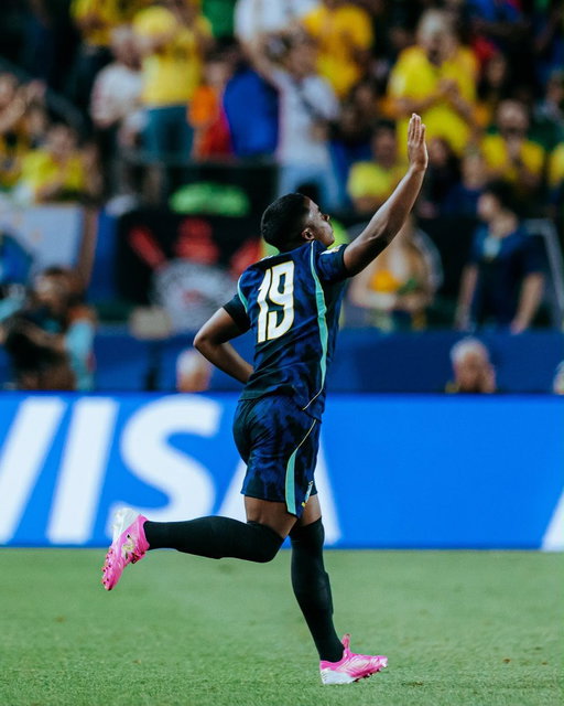Obrigado Deus por esse momento, obrigado nação por transformar esse momento cada vez mais especial, ficará marcado na minha história. Seguimos juntos com o apoio de vocês, amo vocês!🤍😉🇧🇷 @CBF_Futebol 