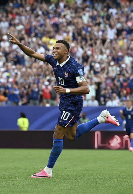 Pas de meilleur cadeau qu’une qualification pour fêter ma 100e sélection avec notre sélection. Nous sommes sur le bon chemin et allons continuer à vous rendre fiers. 

🇫🇷🙏🏽💯 @equipedefrance 