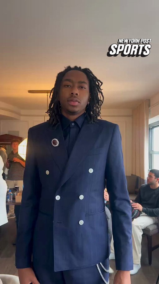 Isaiah Evans wore a $3M brooch and a $1M wallet chain for draft night 😳

(via @nypostsports) 