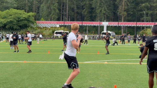 Ohio State QB commit Brady Edmunds getting loose in warmups. Tons of velocity on the football on a prototypical frame. 

@Rivals thread covering Day 1 of The Opening Finals: https://t.co/8Lh08y7vPR 