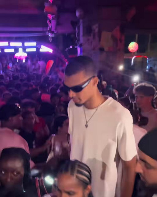 Wemby received MVP chants at a club in Paris 🔥 (via siohcoc0/TT) 