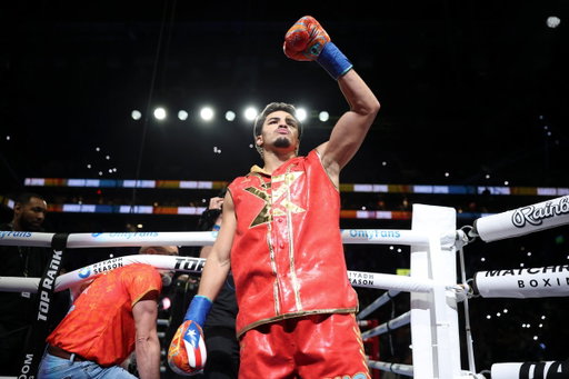 Many run from the smoke.

Xander ran to it.

At 23 years old, @XanderZayas showed what boxing should be. 