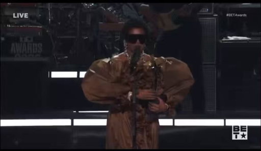 Ms. Lauryn Hill receives the Living Legend Icon Award at the 2026 #BETAwards.

"I do this because I love y'all... I want you to have everything I experienced..."
 