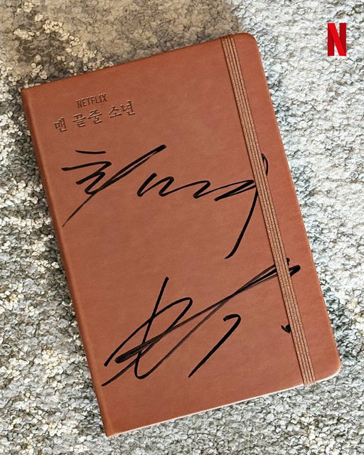 [과제 공지] #맨끝줄소년 감상 후기 짤로 표현하기

아직 <맨 끝줄 소년>을 보지 않은 사람도 보고 싶어질 과제를 제출해 주세요. 잼컨 헌터 허문오 교수님도 만족할 과제를 기다립니다. -국문과 조교 N 드림

✔️ 기간: 7.1(수) - 7.2(목) 3PM (24시간)
✔️ 제출: 이 게시글을 ‘인용’해 이미지 첨부
✔️ 발표: 7.5(일)
✔️ 상품: 최민식, 최현욱 사인 노트 (이강 학생 손글씨 포함)

-스포일러는 감점 사유입니다.
-과제 마감 기한(24시간)을 반드시 준수하시기 바랍니다.
-비공개 계정으로는 참여가 불가합니다.
-우수 과제로 선발된 수강생 대상, DM을 통해 실명 확인을 요청할 수 있습니다.
-당첨 여부와 무관하게 제출해 주신 수강생들의 과제는 추후 콘텐츠로 제작되어 넷플릭스 코리아 계정(@NetflixKR )에 업로드됩니다.