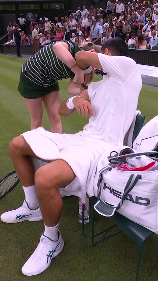 There's a reason they call him the Djoker 😂

#Wimbledon | @DjokerNole 