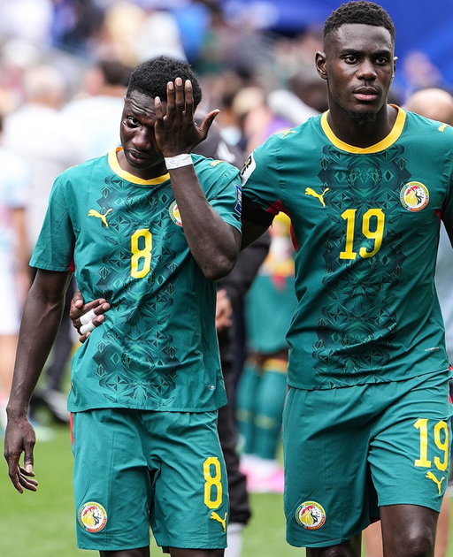 💔 La douleur est immense. L’élimination fait mal, surtout après un match aussi disputé.

Mais c’est aussi ça, le football. Parfois, le ballon tourne de votre côté, parfois non.

Les Lions peuvent quitter cette Coupe du Monde la tête haute. Ils ont montré du caractère, du courage et n’ont jamais cessé d’y croire jusqu’au dernier coup de sifflet.

Soyons fiers de cette équipe, fiers de nos couleurs et fiers du parcours accompli. Ce groupe a un grand avenir devant lui.

🦁 La tête haute. Toujours.

🇸🇳 Merci, les Lions de la Teranga. ❤️💛💚
