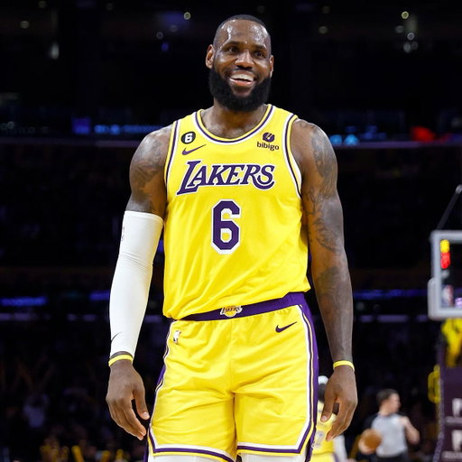 🚨UPDATE🚨

Lebron is reportedly deciding between the Cavs and the Warriors, per @NickFriedell 

HERE WE GO 🔥👀 