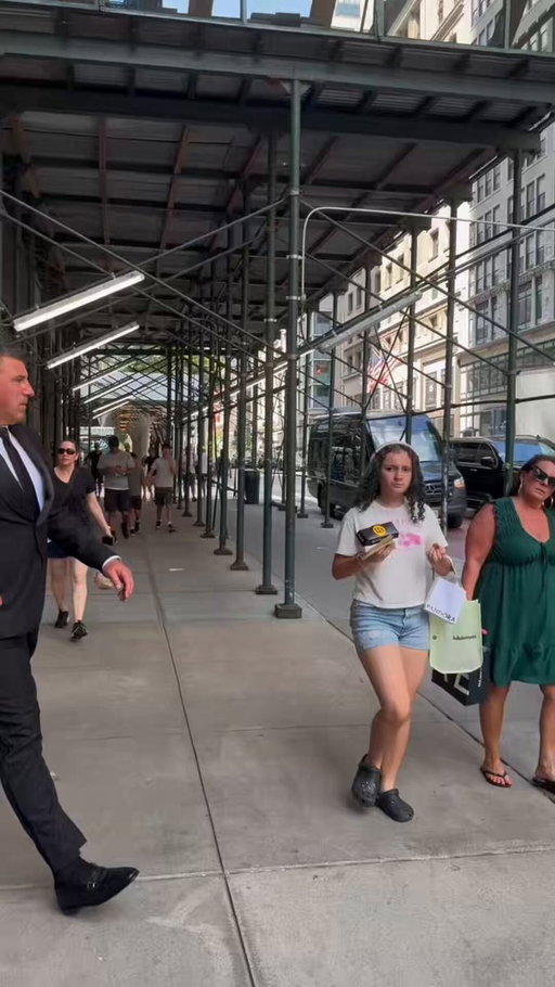 Mike Vrabel and his wife, Jen, step into a car as they head to Taylor Swift and Travis Kelce’s wedding at MSG. 👀 