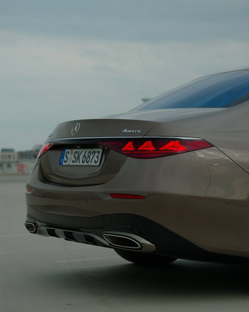 The new #SClass is designed to lead and set the benchmark for comfort and performance. The same icon with a sharper look. 

#MercedesBenz #WelcomeHome #140YearsOfInnovation

[Mercedes-Benz S 500 4MATIC Limousine | Energieverbrauch kombiniert: 8,9‒8,2 l/100 km | CO₂-Emissionen kombiniert: 203‒186 g/km | CO₂-Klasse: G]
