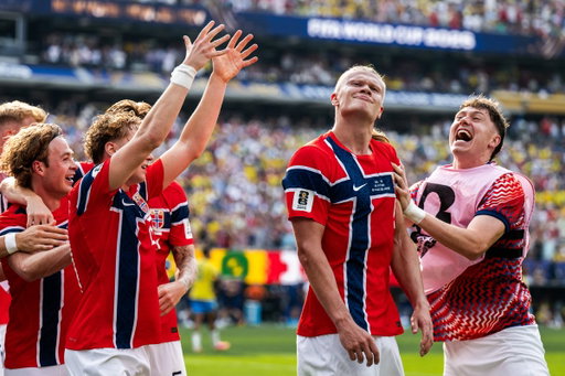 90 + 8 min: Kampen er slutt. For en kveld! Norge er klare for kvartfinale i VM etter 2-1-seier mot Brasil! Erling Braut Haaland scoret begge målene for Norge. 