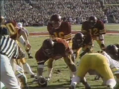 Charles White’s “touchdown” in the 1979 Rose Bowl still makes absolutely no sense 🤨

(🎥 | Markgardner9460/YT) 