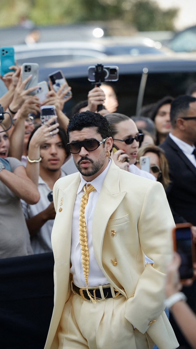Suddenly our favourite colour is yellow! 🤭😍💛

#badbunny attended the Schiaparelli show during Paris Haute Couture Week and we are officially speechless after seeing these photos! 

How would you rate his outfit? 

📸: Getty 