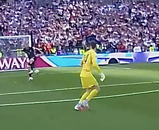 Tim Ream acrobatically dodges incoming ball that would’ve 1000% hit him in the leg had he just stood still (colorized 2026) 