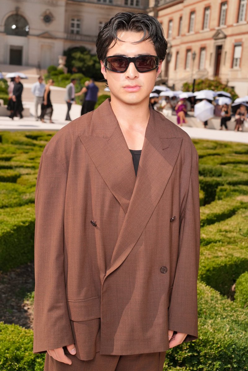 It’s getting hot in here! 🥵🔥

Hudson Williams looked incredible attending the Balenciaga fashion show during the 2026 Paris Haute Couture Fall/Winter fashion week. 

📸: Getty 

#HudsonWilliams #HeatedRivalry #lilycollins 