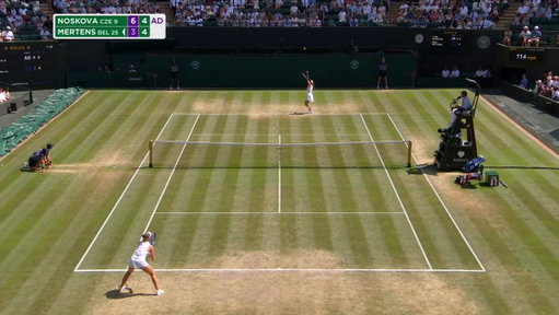 This lob from Elise Mertens was special. 💫 