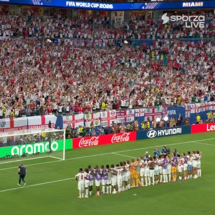 🚨NOW: The English National Team singing Wonderwall with fans while David Beckham and his son also sing along. 