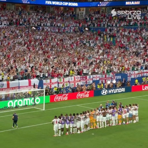 🚨NOW: The English National Team singing Wonderwall with fans while David Beckham and his son also sing along. 