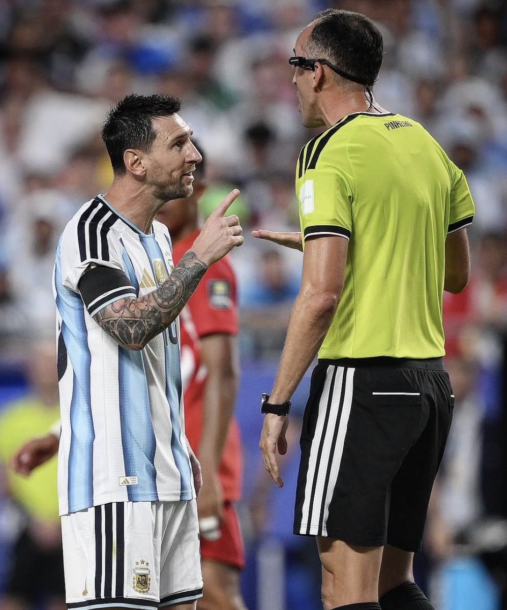 🚨Lionel Messi to the Portuguese referee:

“Do not disrespect me” (per @FabrizioRomano) 