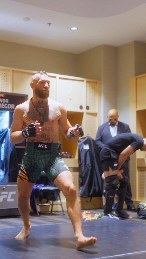 Conor McGregor’s warm-up moments before walking out at #UFC329. 