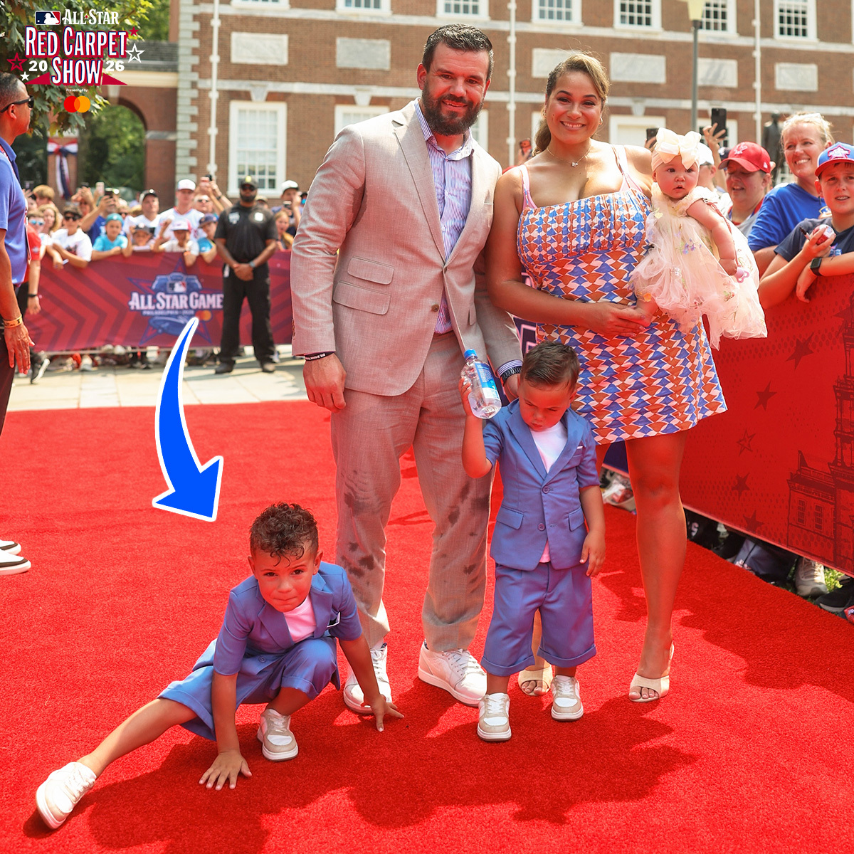 Kyle Schwarber’s son hit the Spider-Man pose at the @Mastercard All-Star Red Carpet Show 🕸️ 
