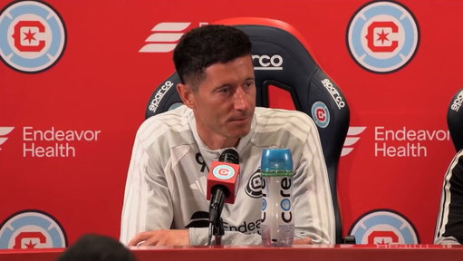 🚨 Robert Lewandowski 🇵🇱 during his presentation with Chicago :

“ I DON'T KNOW WHY YOU SAY SOCCER INSTEAD OF FOOTBALL. 😭⚽️ 

It's FOOTball, not with the hands, but whatever.” 