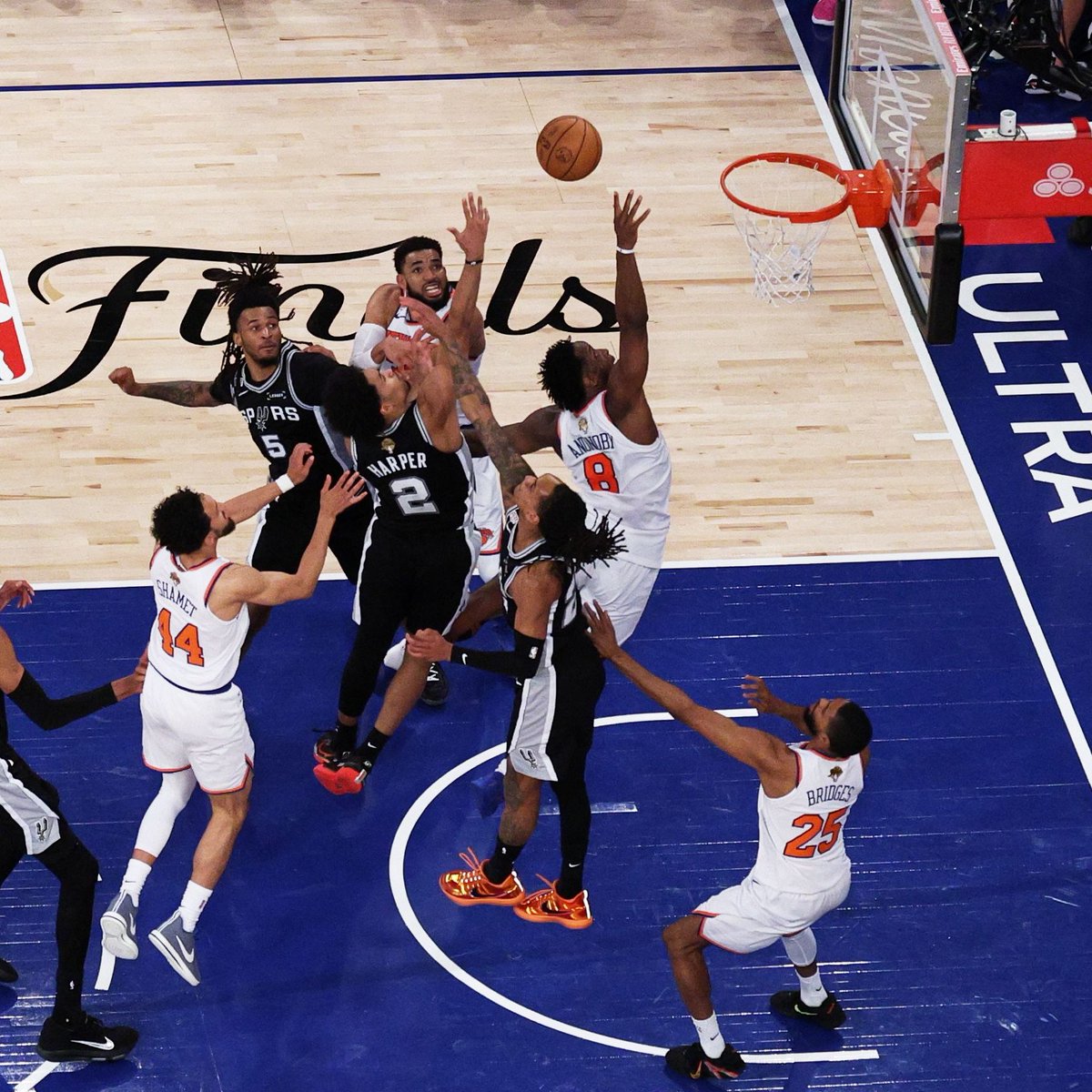 OG Anunoby's tip-in is the big favorite to win the "Best Play" Award at the 2026 ESPYS, via Kalshi:

90% — OG Anunoby's tip
9% — Braylon Mullins' shot to beat Duke
2% — Caleb Williams TD vs Rams
2% — USA Golden Goal (Men+Women each)

What's the best sports play of the last year? 