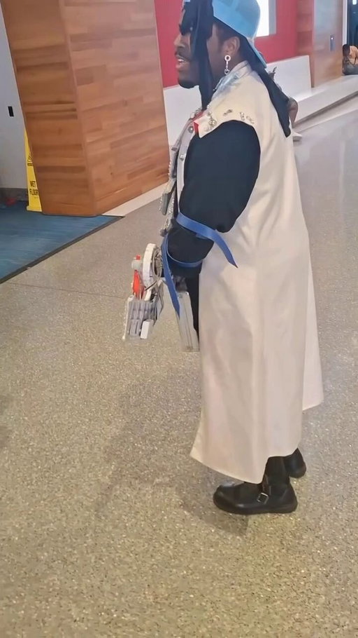 🔥 MUST WATCH 🔥

Yu-Gi-Oh! fan flexes entire briefcase full of Blue-Eyes White Dragon cards 🤯

(via kaibaboyuwu/IG) 