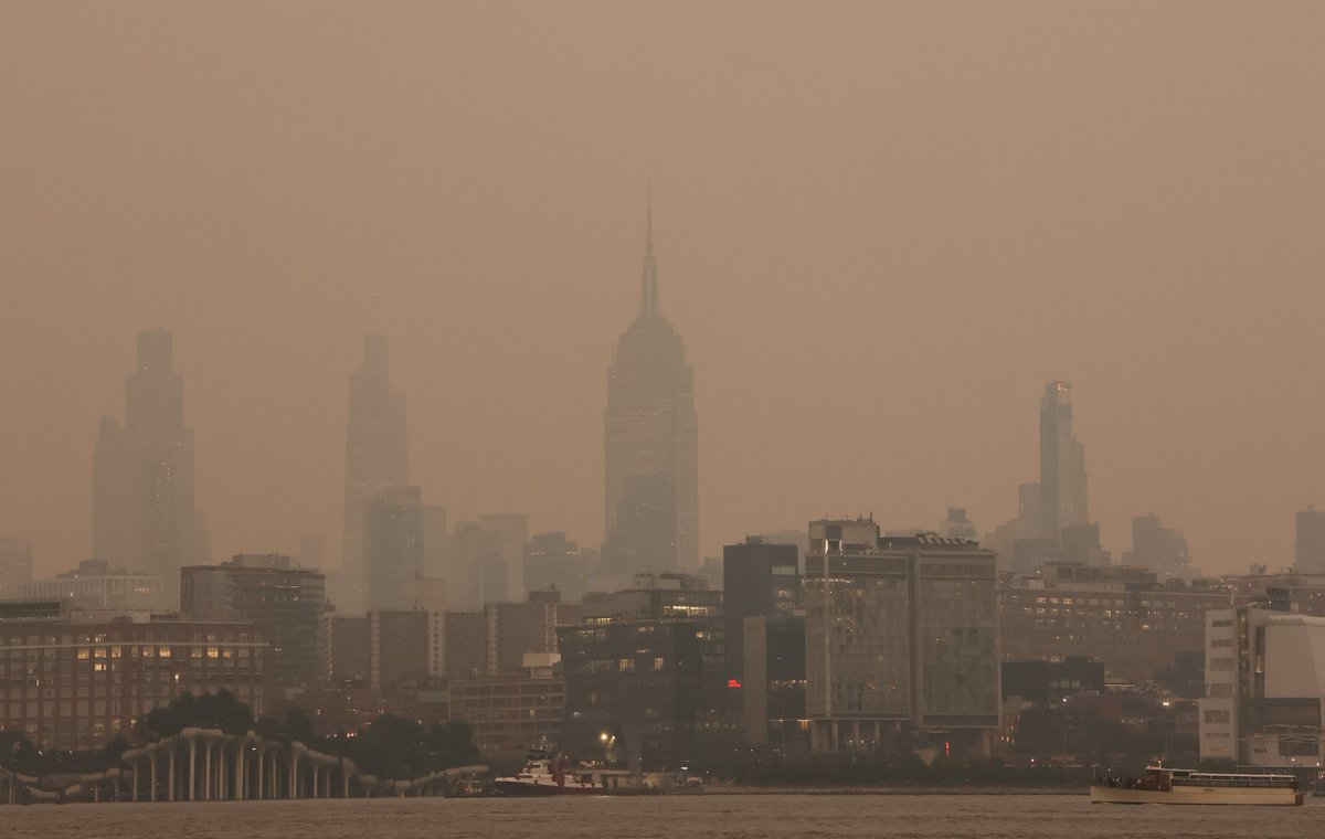 It's getting bad out in NYC 😳

 New York City officials are warning residents that a combination of dangerous heat and unhealthy air quality poses a serious health risk. 

Cooling centers will be open across the city, free KN95 masks are available at hundreds of locations, and city agencies are adjusting operations while urging New Yorkers to stay hydrated, limit time outdoors, and check on vulnerable neighbors. 

📸:GETTY