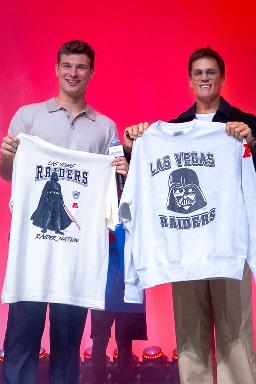 Disney and the NFL introduced today the Disney | Champion NFL Collection at Fanatics Fest NYC, matching NFL teams with Disney, Pixar, Marvel and Star Wars characters. The first eight team-character pairings were revealed during a Disney Fan Draft hosted by Roger Goodell featuring Tom Brady, Rob Gronkowski, Emmitt Smith and more. More team-character pairings will be revealed in August ahead of ESPN’s Super Bowl season. @Disney @DisneyParks @FanaticsFest @NFL