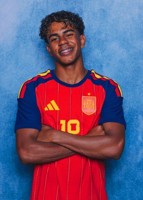 🚨Lamine Yamal was named after two neighbors who supported his parents financially and helped pay their rent before he was born

His mother was 16 and his father was 15 when Yamal was born 