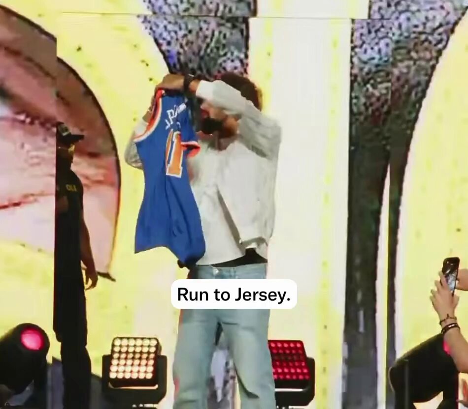 Trae Young tried to rip a Jalen Brunson jersey at Fanatics Fest.

(via @big_business_)

