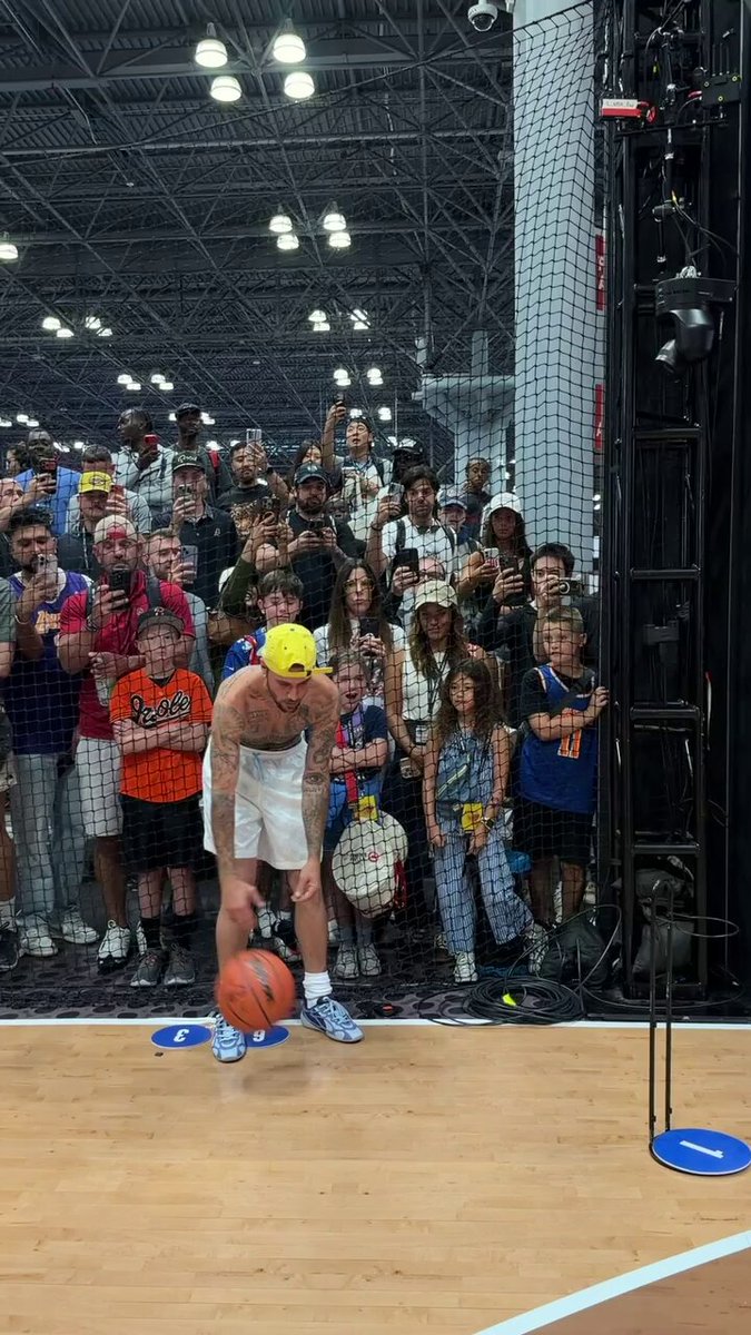 Justin Bieber sinking threes at @FanaticsFest 🎯 