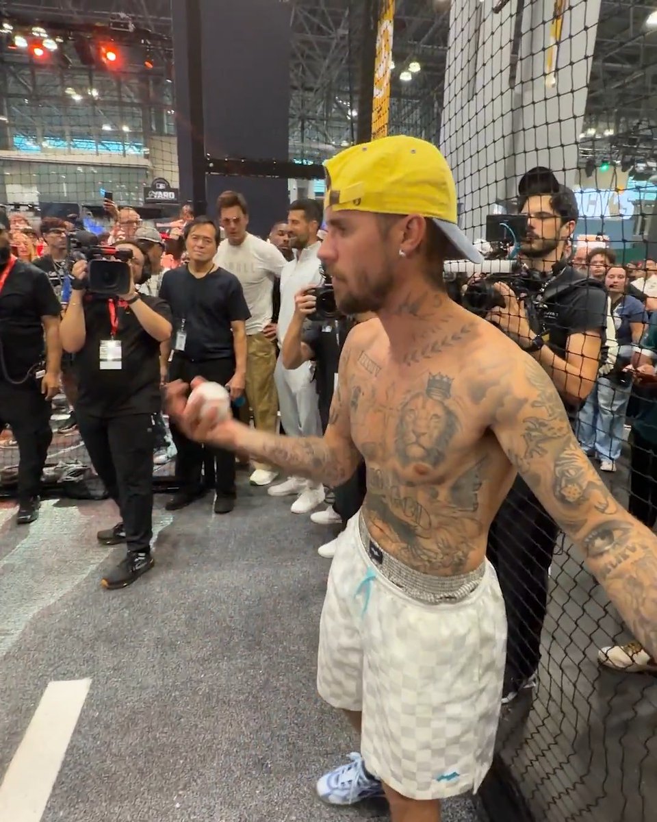 Justin Bieber throwing strikes shirtless 👀

@Fanatics | @FanaticsFest | @JustinBieber 