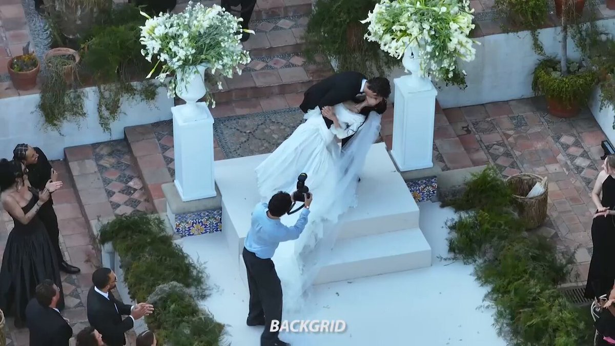 🤍💍 Matty Healy is officially a married man ... tying the knot with Gabbriette ... just two weeks after his ex, Taylor Swift, walked down the aisle herself.

🎥 BACKGRID 
