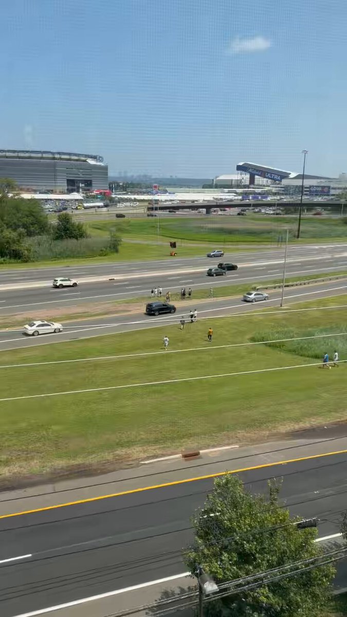 Argentina fans are crossing the highway to get to MetLife 