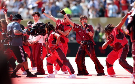 An UNREAL performance from BTS during FIFA WORLD CUP 2026™ Halftime Show!😍👏

⚽️ Watch the FIFA WORLD CUP 2026™ Final on TSN and Crave, or Listen on iHeartRadio in Canada!

#FIFAWorldCup #BTS 

📸: Getty 