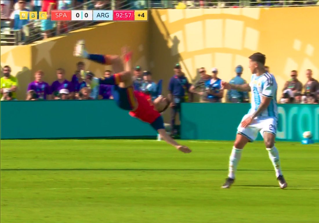 🚨 ENZO FERNANDEZ SENDS PAU CUBARSÍ FLYING AND HE IS OFF DUE TO A SECOND YELLOW CARD! 🤯🟥

🇪🇸 Spain 0-0 Argentina 🇦🇷 