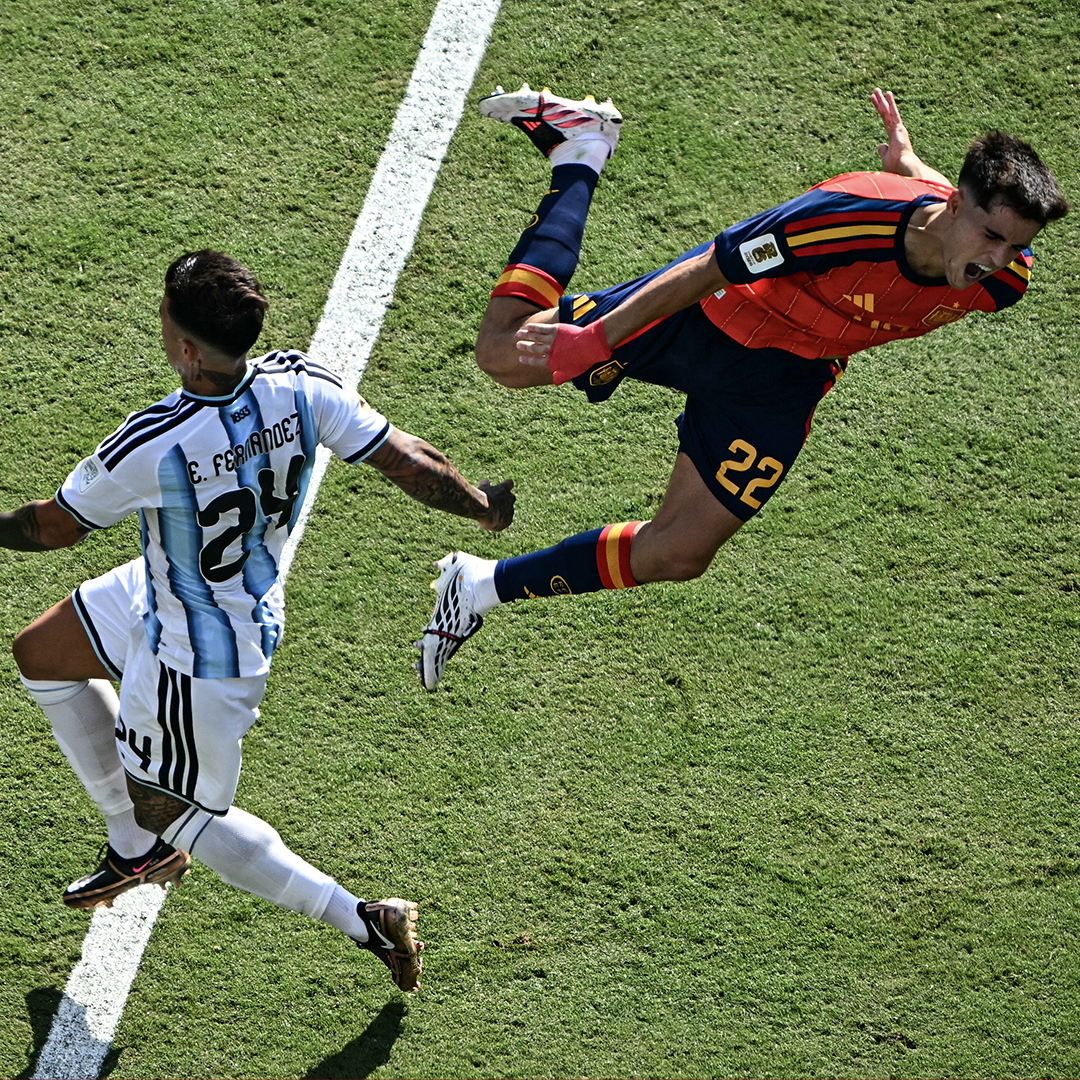 This photo of Enzo Fernández's foul that sent Pau Cubarsí FLYING 🤯 