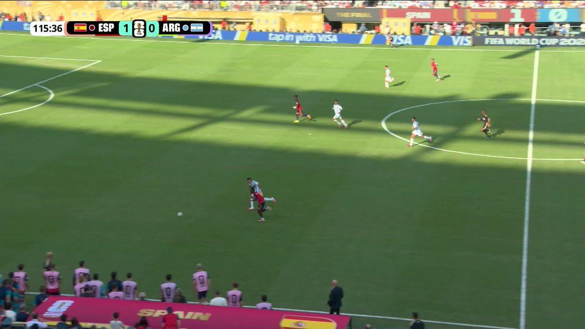 Nico Williams was in the CLEAR but he loses control.

#FIFAWorldCup 