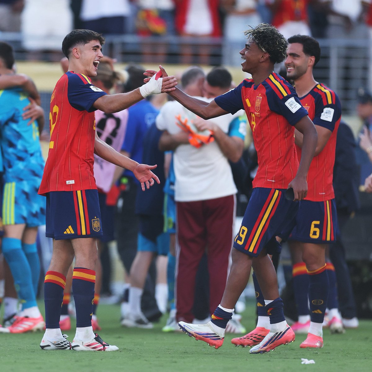 🌍 𝗠𝗨𝗡𝗗𝗜𝗔𝗟 𝟮𝟬𝟮𝟲

Lamine Yamal, Dani Olmo, Pau Cubarsí, Pedri, Ferran Torres, Gavi, Eric García y Joan García ganan la final del Mundial y se proclaman CAMPEONES DEL MUNDO. 🏆

📸 @FIFAcom 