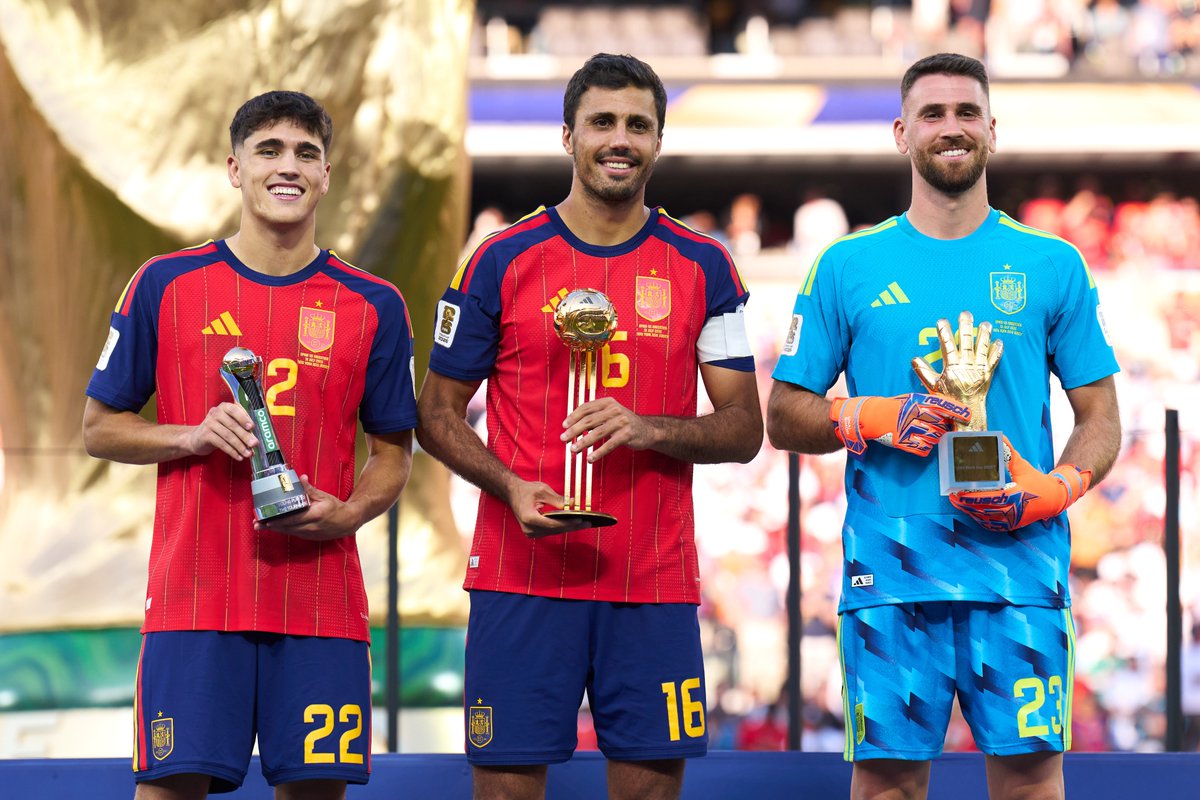 🏆 ¡¡𝗘𝗦𝗧𝗔𝗠𝗢𝗦 𝗤𝗨𝗘 𝗟𝗢 𝗧𝗜𝗥𝗔𝗠𝗢𝗦!! 

Copamos los premios individuales:

MEJOR JUGADOR | Rodrigo

GUANTE DE ORO | Unai Simón

MEJOR JUGADOR JOVEN | Pau Cubarsí

#VamosEspaña | #CopaMundialFIFA 