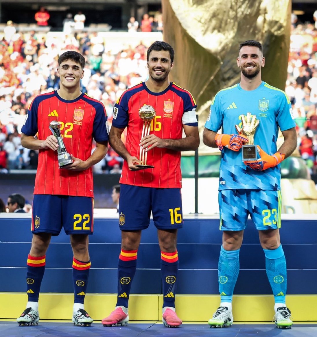 🚨NEW: 2026 World Cup awards:

Best Young Player: Pau Cubarsí 🇪🇸
Golden Ball: Rodri 🇪🇸
Golden Glove: Unai Simon 🇪🇸 
