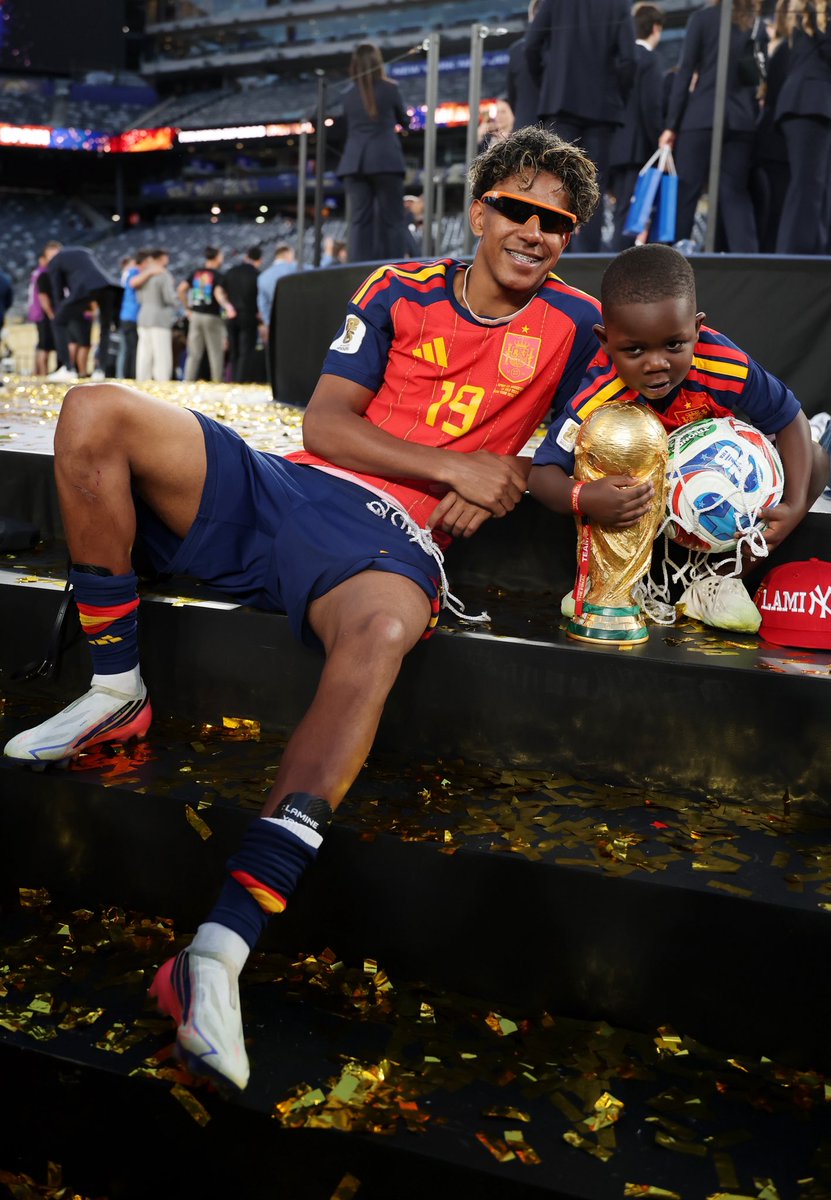 Lamine Yamal shares a World Cup memory with his little brother Keyne 🇪🇸🏆

[📸: via/ GettyImages] 