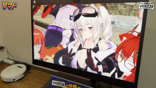 これカメラを動かしてるから立体に見えるわけじゃなくて「左右の目に別々の映像を見せる」っていうVR的な仕組みを、裸眼でできる（！）特殊なディスプレイなの！🤩

実はこの機材、VRChat対応してないんだけど、対応させるシステムを作ったって感じ！

『Vマド』って呼んでね！🖼️ 