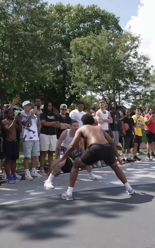 Never forget when @kylejguy joined a random pick up game and started COOKING everyone 😭🔥

🎥: dfriga98 / TT 