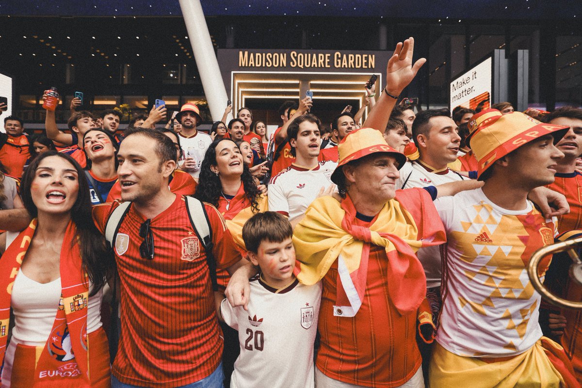 Fans watch the @FIFAWorldCup final across Canada, Mexico and the United States! 🇨🇦🇲🇽🇺🇸

An estimated 400,000 establishments, such as restaurants, hotels, pubs, clubs and bars, in the host countries have taken advantage of FIFA’s Non-Commercial Public Viewing regulations.

These regulations have ensured that millions of people across Canada, Mexico and the United States have obtained free and convenient access to the tournament!