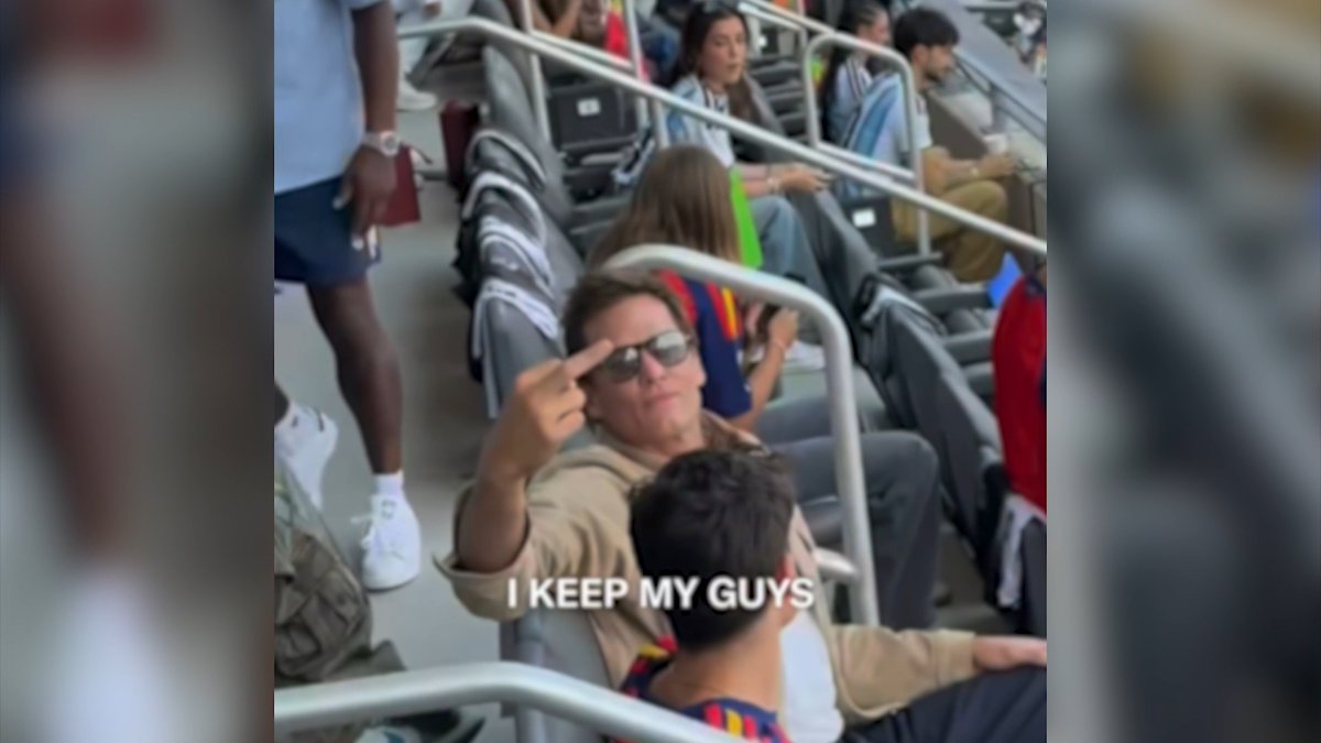 ⚠️🫢 Logan Paul and Tom Brady kept the beef stewing at the FIFA Club World Cup, flipping each other off after their viral Fanatics Fest slap. 