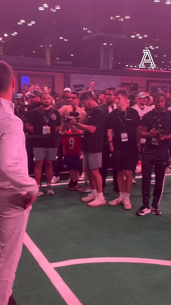 Justin Bieber entered the Fanatics Games last-minute, beat Tom Brady to take the $1M grand prize, and then gave half to charity and split the other half among the other 50 participating fans, each receiving $10,000 👏 
