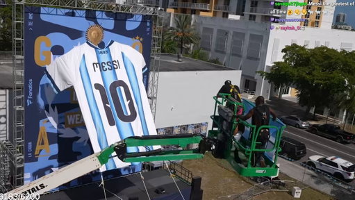 Fans will stop at nothing to prove their loyalty - including ripping down a huge Messi jersey to stop him from hanging it up 🇦🇷 